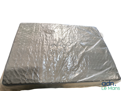 un matelas emballé dans du plastique et posé sur une table