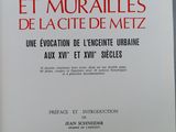 un gros plan d'un livre posé sur une table