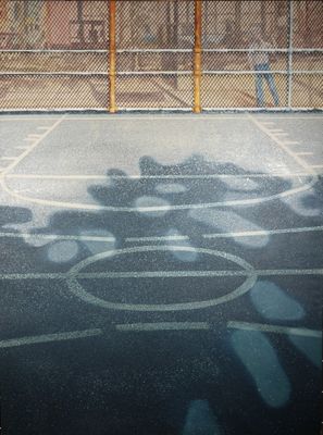 l'ombre d'une personne sur un terrain de basket