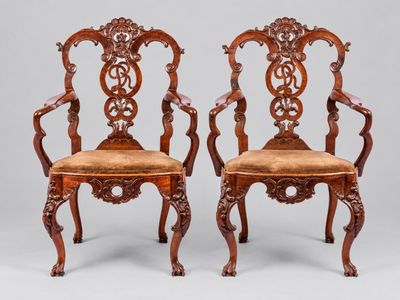 une paire de chaises en acajou sculpté