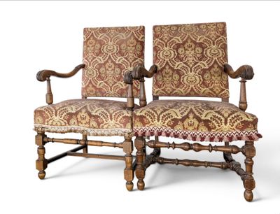 DEUX FAUTEUILS formant paire en bois naturel tourné et sculp…