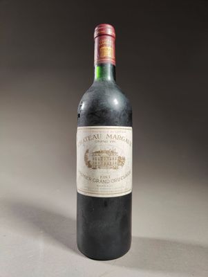 une bouteille de vin posée sur une table
