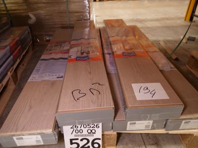 Plusieurs caisses en bois sont empilées sur une palette dans un entrepôt