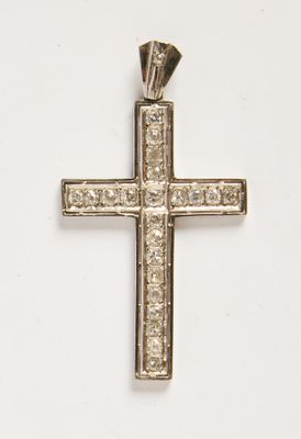 un gros plan d'une croix argentée sur fond blanc