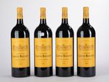trois bouteilles de vin sont alignées sur une surface blanche
