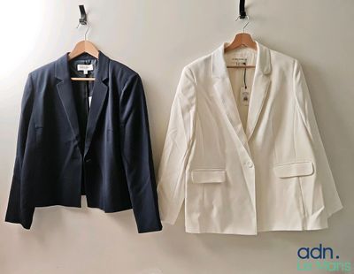 deux vestes accrochées au mur l'une à côté de l'autre