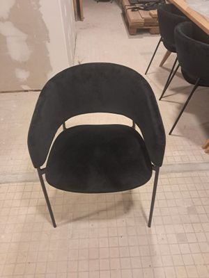 a black chair that is sitting in the middle of a room