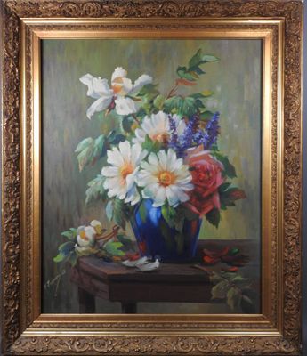 une peinture de fleurs dans un vase bleu sur une table