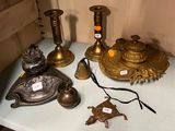 une table sur laquelle se trouvent de nombreux objets différents