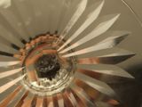 un gros plan d'une plaque de verre ornée d'un motif floral