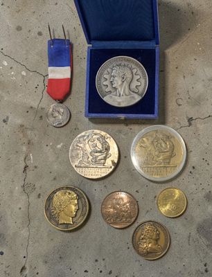 llia. Réunion de médailles en bronze, bronze argenté et alli…