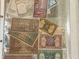 un livre couvert de timbres, posé sur une table
