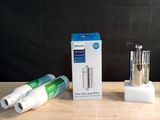 une boîte de dentifrice et un tube de dentifrice posés sur une table
