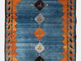 un tapis bleu et orange orné de motifs géométriques