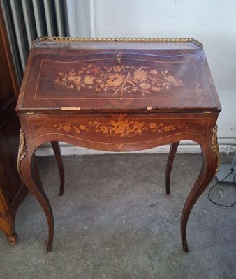une petite table en bois ornée d'un motif floral