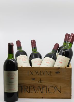 des bouteilles de vin rouge dans une caisse en bois avec un tire-bouchon