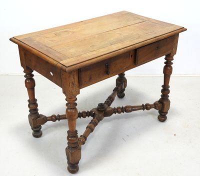 une vieille table en bois surmontée d'un tiroir