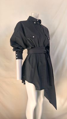 un mannequin portant une robe-chemise noire avec une ceinture