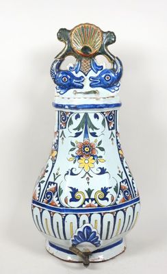 un vase bleu et blanc surmonté d'un éventail