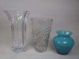 deux vases et un vase sur la table