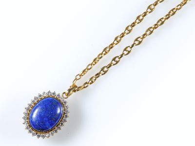 un pendentif en lapis-lazuli et diamants, monté sur une chaîne en or