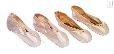 trois paires de chaussons de danse sont alignées sur une surface blanche