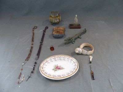 un grand nombre d'objets posés sur une table
