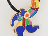 un gros plan sur un collier coloré monté sur un cordon noir