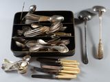 de nombreuses cuillères et fourchettes dans une boîte noire