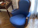 une chaise bleue posée devant un bureau