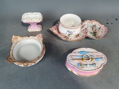 plusieurs pièces de porcelaine posées les unes à côté des autres sur une table