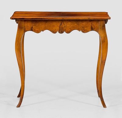 une vieille table en bois avec un tiroir en dessous, posée sur un plan de travail blanc
