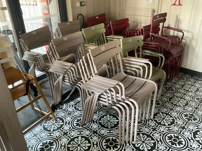 le nombre de chaises qui sont assises ensemble dans une pièce