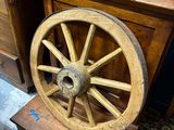 une table en bois sur laquelle est posée une roue en bois
