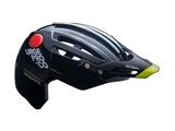 un casque noir orné d'un bouton rouge