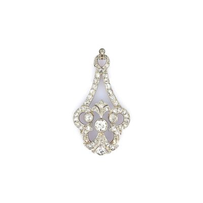 gros plan d'un pendentif en diamant sur fond blanc