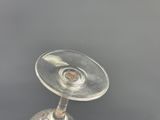 un verre à vin posé sur une table