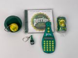 une bouteille de Perrier à côté d'un téléphone portable et d'un porte-clés