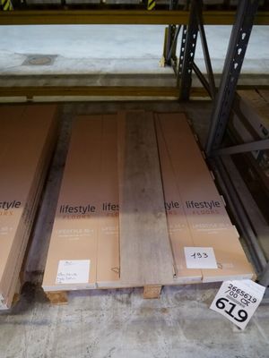 Plusieurs caisses en bois sont empilées sur une étagère dans un entrepôt