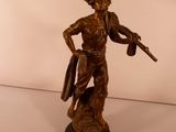 statue en bronze représentant un homme muni d'un pistolet et d'un fusil