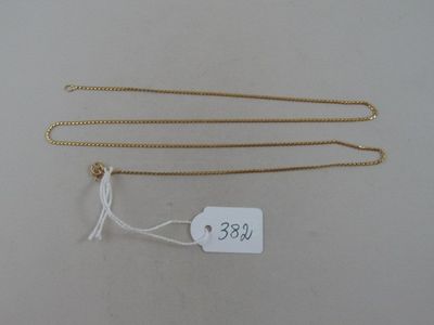 une chaîne en or à laquelle est attachée une étiquette de prix
