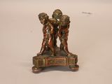 figurine en bronze représentant trois chérubins, posée sur un socle en marbre