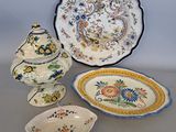 trois assiettes, un bol et une assiette posés sur une table