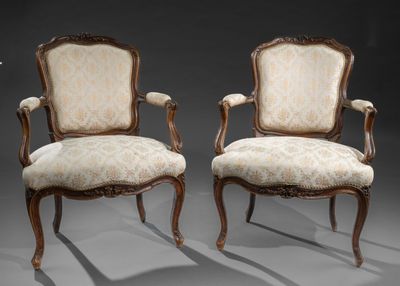 paire de fauteuils de style Louis XV avec accoudoirs rembourrés