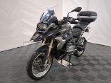 une moto qui est garée dans une pièce dont le sol est en damier
