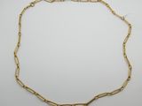 un collier à chaîne en or aux maillons longs