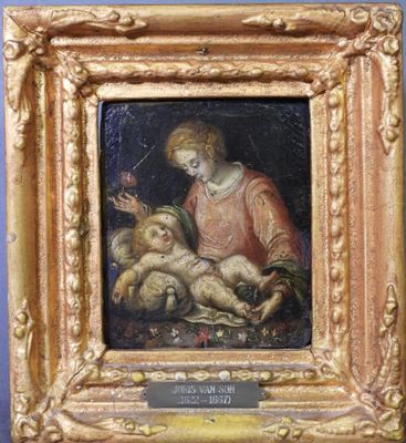 une image représentant un tableau d'une femme tenant un bébé dans ses bras, dans un cadre doré