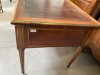 BUREAU plat reposant sur quatre pieds cannelés, ouvrant par … (photo 3)
