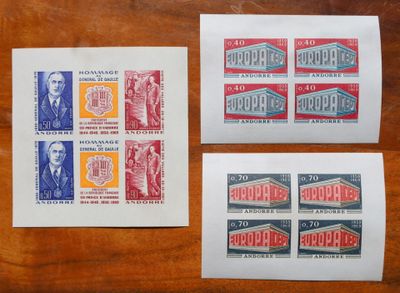 trois timbres différents posés sur une table en bois, sur laquelle figure la photo d'un homme en costume-cravate
