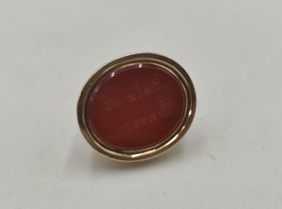 un gros plan d'un anneau rouge sur une surface blanche